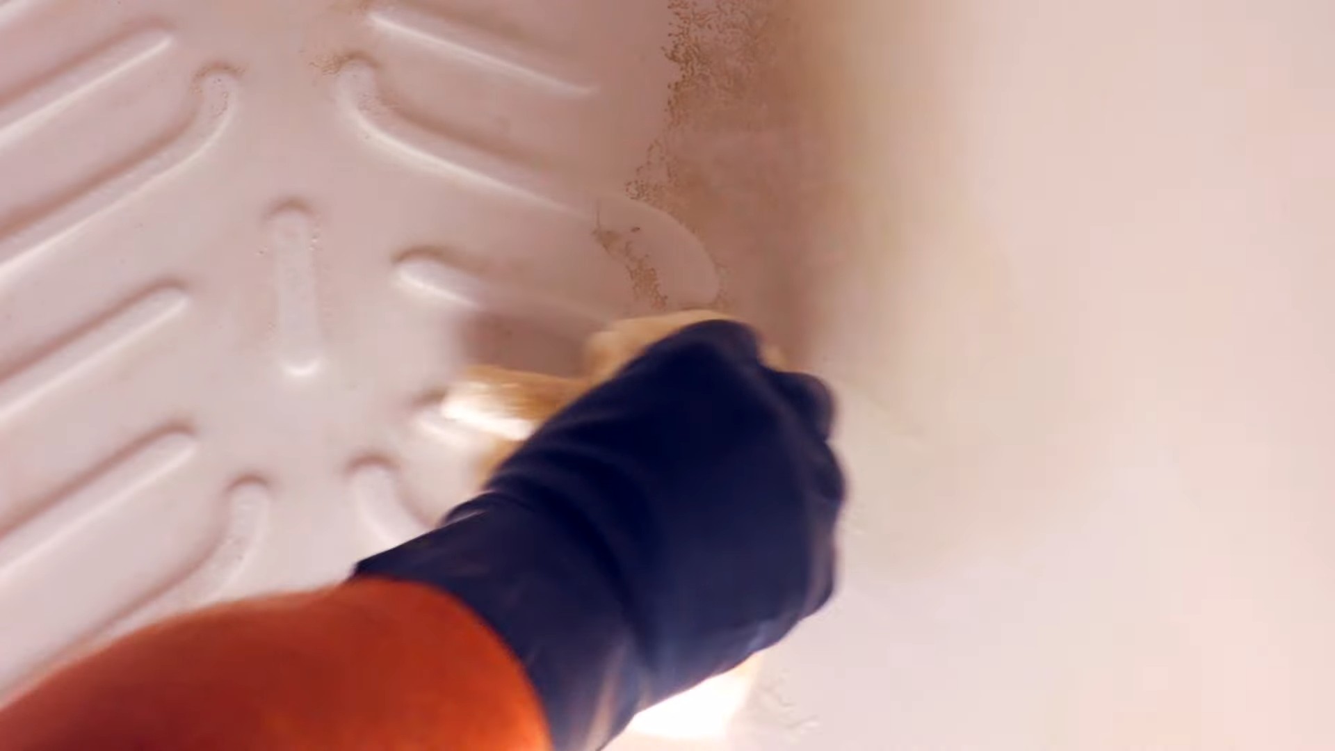 Natural bathroom cleaning method